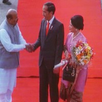 Saat mendampingi Presiden Jokowi mengunjungi Srilanka, Iriana Jokowi terlihat membawa tas Lady Dior. Iriana bergaya elegan dengan kain batik dan tas Lady Dior ukuran mini seharga US$ 2.950 atau sekitar Rp 39 juta. Foto: Fotografer: Bagus Prihantoro/detikcom