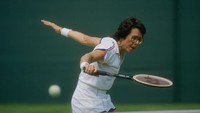 Sebelum era Navratilova, Billie Jean King yang merupakan petenis legendaris lain pun biasa tampil dengan kacamata ikoniknya. (Foto: Tony Duffy /Allsport)