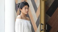 Kini ia dipasangkan dengan Reza Rahadian dalam film Benyamin: Biang Kerok. (Dok. Instagram/deliaahusein)