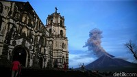 Abu vulkanik membumbung tinggi. REUTERS/Romeo Ranoco.