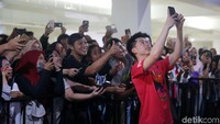 Kevin berswafoto bareng fans di Istora Senayan, Jakarta, Kamis (25/1/2018).