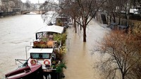 Otoritas Paris mengingatkan seperti dilansir media The Guardian, Kamis (25/1/2018), ketinggian air sungai tersebut diperkirakan akan mencapai 6,1 meter pada Sabtu (27/1) waktu setempat -- tiga kali lipat dari ketinggian normal. (Foto: Dok. AFP via ABC News)