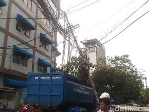 Tiang Listrik di Pasar Blora Miring Akibat Tersangkut Alat Berat