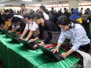 Penampakan Ribuan Pencari Kerja di Akhir Bulan