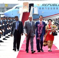 Iriana Jokowi, saat mendampingi Presiden Jokowi melakukan kunjungan kenegaraan ke Sri Lanka, bergaya elegan dengan kain batik dan tas Lady Dior ukuran mini seharga US$ 2.950 atau sekitar Rp 39 juta. (Foto: dok. Setpres)
