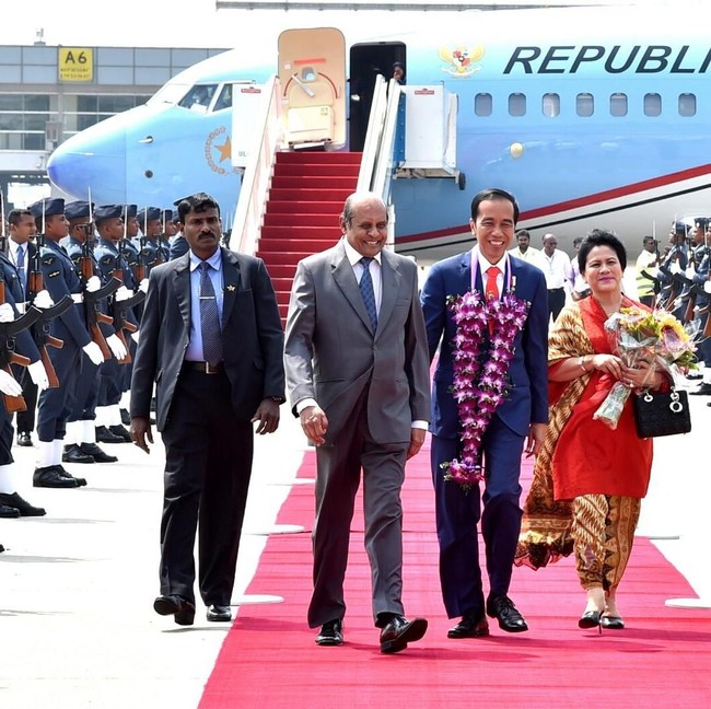 Iriana Jokowi, saat mendampingi Presiden Jokowi melakukan kunjungan kenegaraan ke Sri Lanka, bergaya elegan dengan kain batik dan tas Lady Dior ukuran mini seharga US$ 2.950 atau sekitar Rp 39 juta. (Foto: dok. Setpres)