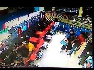 Kawanan Pencuri Tas Pengunjung Mal di Bandung Terekam CCTV