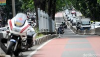 Sejumlah pemotor balik arah untuk menghindari polisi.