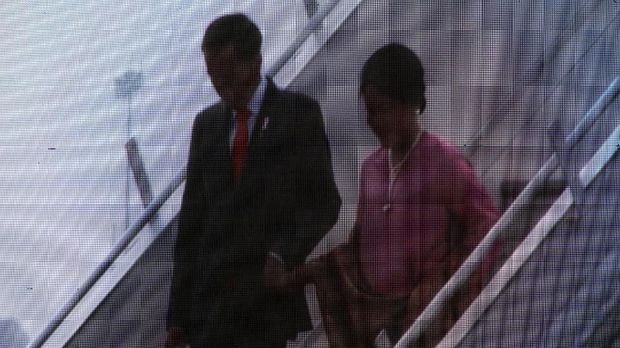 Foto: Jokowi kemudian menggandeng Iriana untuk menuruni tangga pesawat. Fotografer: Bagus Prihantoro Nugroho/detikcom