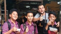 Kesibukan berjualan pisang goreng di gerainya yang sederhana mengisi hari-hari Stuart Collin sekarang. Foto: Instagram/capunggoreng