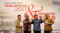 (Kiri-kanan) Wakil Ketua Komisi II DPR Fandi Utomo, Ketua KPU Arief Budiman, Ketua Bawaslu Abhan, dan Ketua DKPP Harjono seusai menerima laporan kinerja Bawaslu RI 2017.