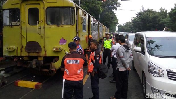 Tabrakan Mobil Sempat Terjepit Di Bawah Ka Batara Kresna Di Solo