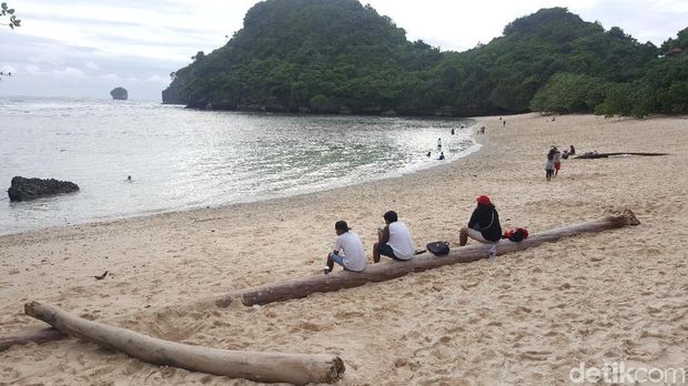 Salah satu pantai selatan di Malang/
