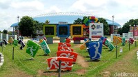 Maskot Asian Games di pintu masuk Stadion Utama Gelora Jakabaring.