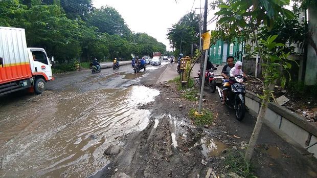 Kerusakan jalan ini membuat pengusaha rugi hingga RP 7 miliar