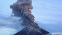 Gunung Mayon kembali meletus. REUTERS/Romeo Ranoco.