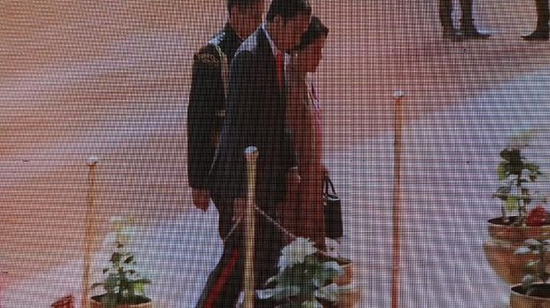  Mereka terus bergandengan sambil menaiki tangga masuk istana tersebut. 