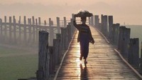 Myanmar memiliki jembatan yang terbuat dari kayu bernama U Bein. Jembatan ini dibangun pada 1850. Meski disebut yang mengerikan, jembatan ini menjadi objek fotografi yang unik. List25.com/Istimewa.