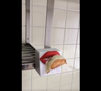 Menang Undian, Pria Jepang Ini Dapat Timer Lucu Bentuk Gyoza dan Bibir yang Bikin Iri Netizen