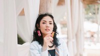 Setelah mengenakan tas bergambar Indomie goreng. Kini Nindy tampil cantik dan fashionable dengan anting berbentuk Beng-beng. Menurut Anda yay or nay? (Foto: Instagram @nindyparasadyharsono)