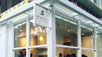Shi Jian Tea yang berlokasi di 1/F, No. 48, Lane 553, Section 4, Zhongxiao East Road, Xinyi District, Taipe ini berukuran mungil. Warna putih monokrom jadi ciri khasnya.Foto: Istimewa