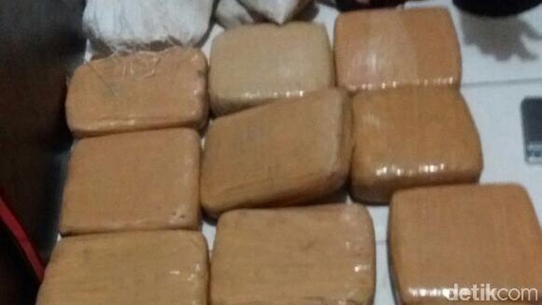 Transaksi di SPBU Depok, Kurir 15 Kg Ganja Dibekuk Polisi Transaksi di SPBU Depok, Kurir 15 Kg Ganja Dibekuk Polisi