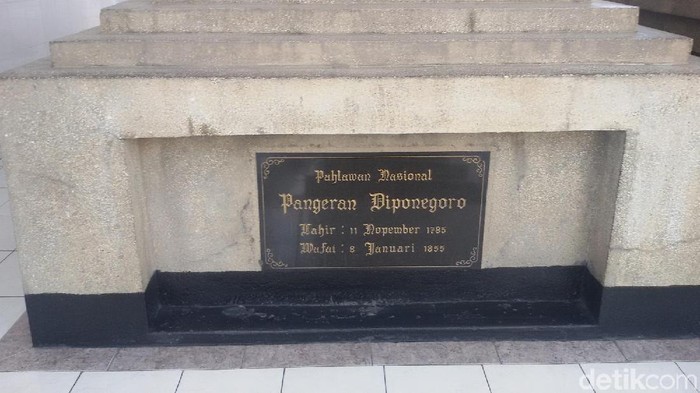 Pangeran Diponegoro bersama keluarga dan pengikutnya di makamkan di Kota Makassar.
