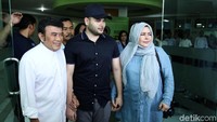 Ia tampak ceria saat berjalan ditemani sang ayah dan ibu.