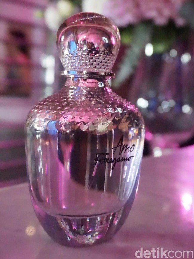 “Berbeda dari pendahulunya, Signorina, parfum ini untuk perempuan yang lebih muda dan berani tampil beda tanpa meninggalkan sisi kelembutannya,” ujar Charles Augier de Crèmiers, Regional Manager Parfums Salvatore Ferragamo untuk Asia Tenggara dan India.  Foto: Daniel/Wolipop