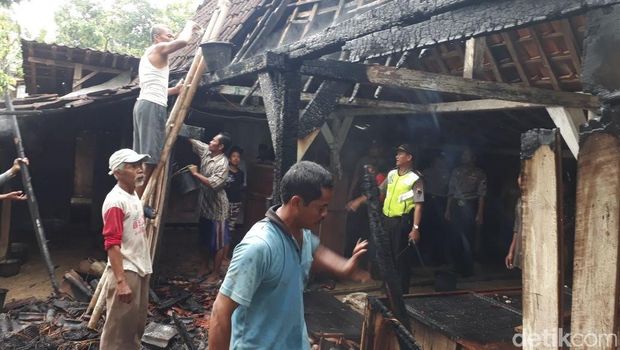 Sisa rumah yang dibakar Slamet.