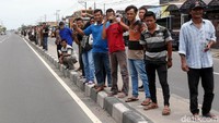 Warga memberikan semangat hingga mengabadikan aksi para pebalap.