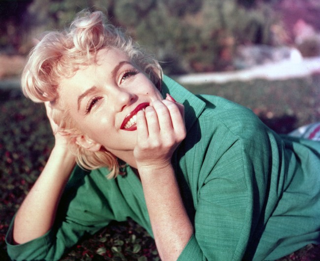 Pascaperang, aktris Hollywood era 50-an seperti Marilyn Monroe memopulerkan tampilan lipstik yang feminin dan seduktif dengan lipstik merah gelap. Pada 1954, lipstik tahan lama pertama diciptakan oleh Hazel Bishop. Foto: Getty Images