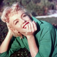 Pascaperang, aktris Hollywood era 50-an seperti Marilyn Monroe memopulerkan tampilan lipstik yang feminin dan seduktif dengan lipstik merah gelap. Pada 1954, lipstik tahan lama pertama diciptakan oleh Hazel Bishop. Foto: Getty Images