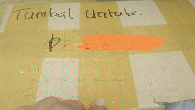 Kardus yang tertulis tumbal