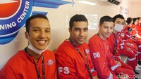 Tak hanya pramugari, para pramugara juga ikut hadir. Nah yang ada dalam ruangan dan ikut simulasi ini adalah para awak kabin Turkish Airlines yang berasal dari Maroko (Kurnia/detikTravel)