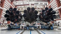 Penampakan 27 mesin Falcon Heavy. Disebutkan roket ini didesain untuk bisa dipakai kembali. (Foto: Dok. SpaceX via BBC)