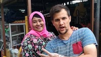 Yang bikin salut, mantan suami Risty Tagor itu tak gengsi samasekali melayani langsung pelanggannya. Stuart Collin juga kerap diajak selfie pelanggannya seperti ibu-ibu satu ini. Foto: Instagram/capunggoreng
