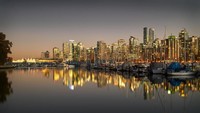 Vancouver di Kanada juga memiliki pelabuhan dengan pemandangan cantik. Dikelilingi Pegunungan Coast dengan gedung-gedung tinggi menjadikan pemandangan pelabuhan ini favorit para turis. Di sini juga banyak restoran yang menawarkan pemandangan ke arah pelabuhan. (Thinkstock)