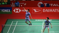 Marcus Fernaldi Gideon melompat untuk melakukan smash.