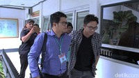 Tapi ternyata David NOAH terlihat lesu setelah keluar dari ruangan mediasi. Foto: Wisma Putra