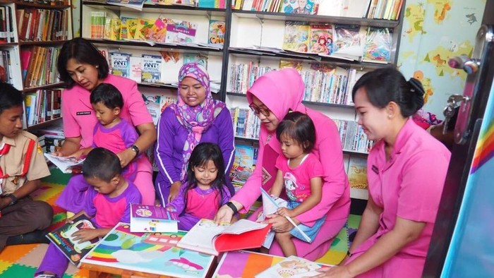 Cara Polisi Bantu Tingkatkan Minat Baca di Pulau Untung Jawa