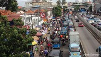 Masih di Jalan Matraman/Jalan Urip Sumoharjo, Balimester, Jatinegara, begini kepadatan lalin di wilayah itu sekitar pukul 16.00 WIB tadi. Foto: Ibnu/detikcom