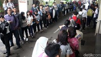 Mereka adalah para pencari kerja yang berharap memperoleh pekerjaan yang sesuai dengan keinginannya pada ajang bursa kerja tersebut.