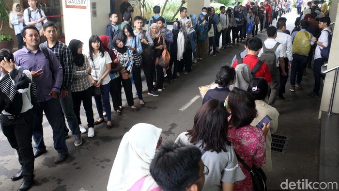 Indonesia Career Expo kembali hadir di Balai Kartini, Jakarta. Ribuan pengunjung antre untuk mencari lowongan pekerjaan.