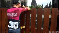 Seorang pebalap mengabadikan Candi Prambanan.
