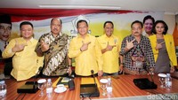 Sekjen DPP Partai Golkar Lodewijk Friederich Paulus (ketiga kiri) didampingi Ketua Korbid Pemenangan Indonesia Timur Melchias Mekeng (kedua kiri), Ketua Bidang Khusus Rizal Mallarangeng (ketiga kanan) dan Bendahara Umum Robert Kardinal menggelar jumpa pers di DPP Golkar, Jakarta, Kamis (25/1/2018).