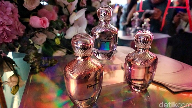 Amo Ferragamo merupakan produk parfum teranyar dari Salvatore Ferragamo. Amo dalam bahasa Italia berarti ‘aku cinta’. Foto: Daniel/Wolipop