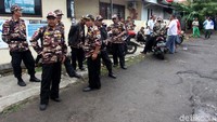 Warga yang tinggal di Kompleks Kodam di Tanah Kusir, Kebayoran Lama, Jakarta Selatan, mendapat kabar terkait pengosongan rumah oleh pihak Kodam Jaya. Warga pun berjaga sedari pagi agar rumahnya tak dikosongkan.
