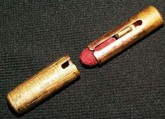Guerlain jadi perusahaan pertama yang memproduksi lipstik secara komersil pada 1884. Lipstik yang mereka produksi terbuat dari lemak rusa, lilin lebah dan minyak kastor yang dibungkus dalam kertas sutera. Foto: Istimewa