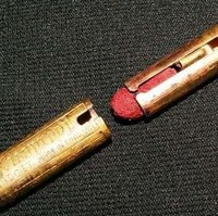 Guerlain jadi perusahaan pertama yang memproduksi lipstik secara komersil pada 1884. Lipstik yang mereka produksi terbuat dari lemak rusa, lilin lebah dan minyak kastor yang dibungkus dalam kertas sutera. Foto: Istimewa